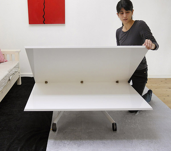 ローテーブルや座卓のように、低く下げて使用出来るテーブル