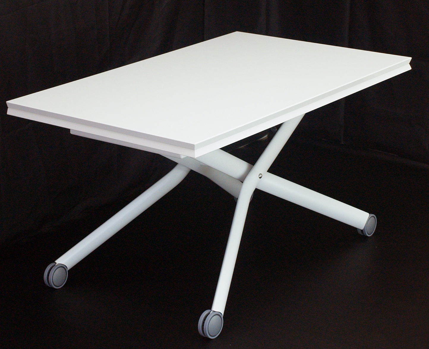 白い昇降式テーブル